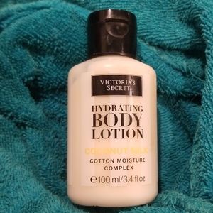 🆓️ 5/$28 🍭VS Coconut Milk Lotion🍭